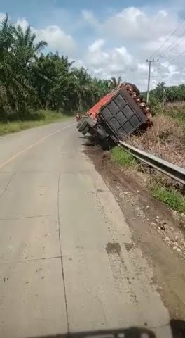 DETIK-DETIK TRUCK SAWIT TERGULING #shorts #short