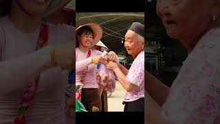 single mother hard life survives harvesting #farmlife #garden #fruit #lychee