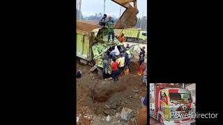 Dump . . Ada Korban Terjepit