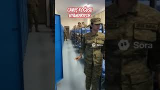 Kadin Asker Çavuş Koğuşu Bağirarak Uyandiriyor