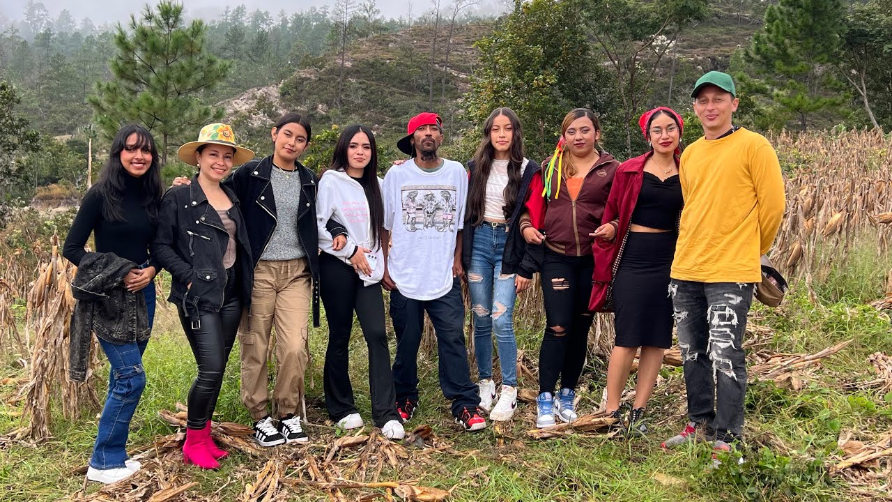 Wisungui acompañando al grupo de danza de Vallecillo.