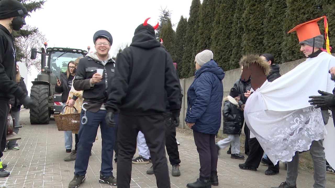 Podkoziołek w Jarząbkowie: niedźwiedź, baba, murzenie i mandaty na zabawę