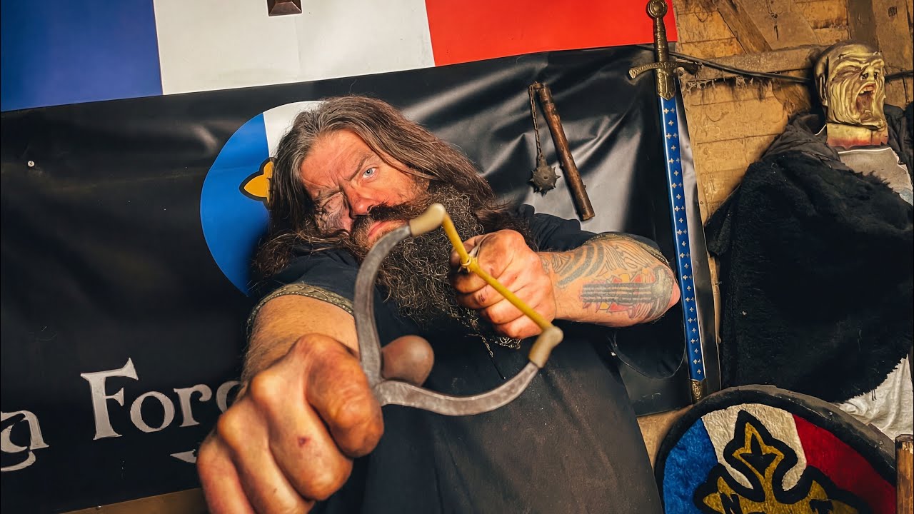 On a crafté un lance-pierre à partir d’un vieux bout de métal (test incroyable)