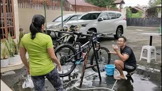 Cuci Sepeda Di Pergok Istri