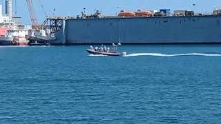 Gommone Dei Vigili Del Fuoco In Entrata Al Porto Di Palermo
