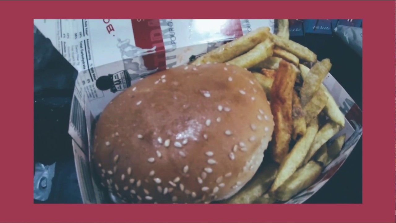 Crispy Chicken Zinger Burger at Street Food of Karachi, Pakistan. 🍔🍔