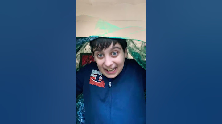 Harry Potter e Tommy con il mantello dell’invisibilità