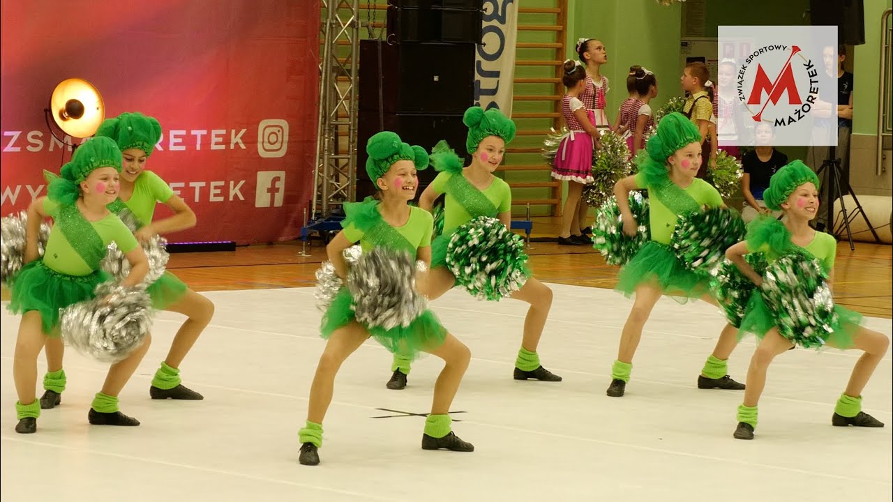 Mażoretki *O-Mega Ozimek* -POMPON MINI  FORMACJA KADET- Racibórz 2024