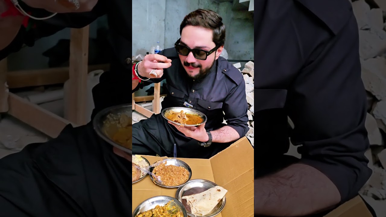 A Man is selling Homemade delicious food in Bahawalpur's Androon Bazar