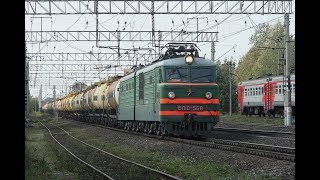 Грузовые поезда на станции Тихвин Октябрьской железной дороги.