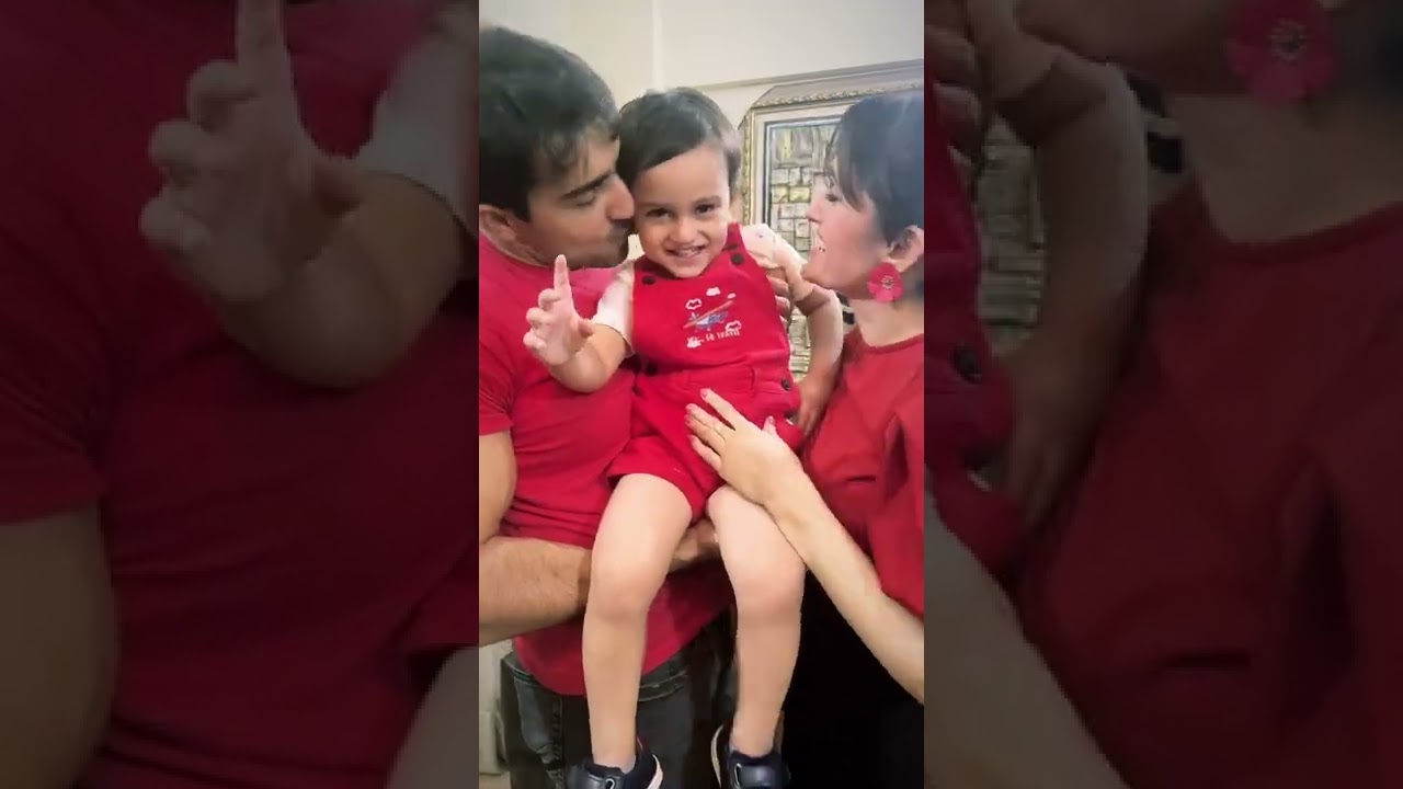 Famous Actor Hammad Farooqi most cutest video with son & wife 