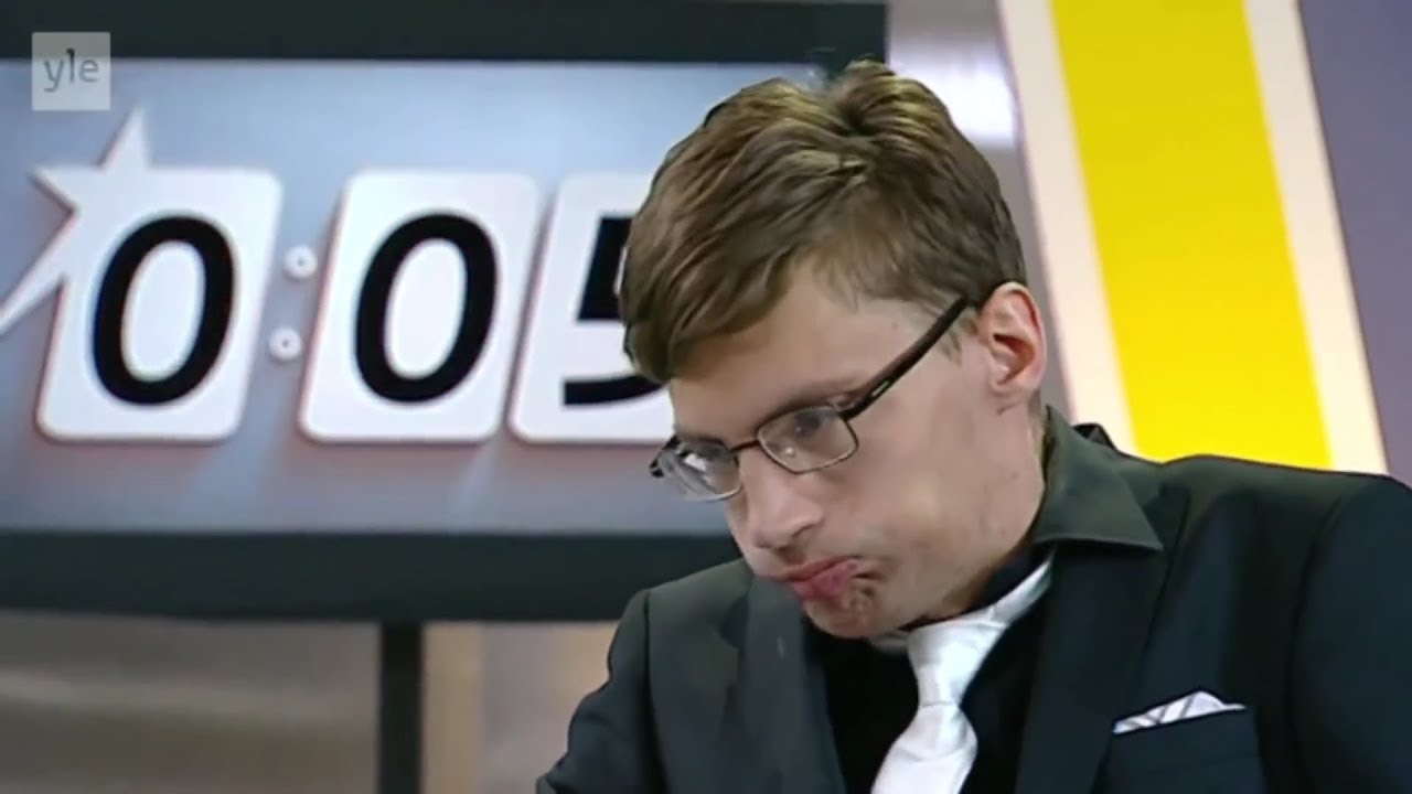 Vaaliehdokas oksentaa suuhunsa - Politician vomits in his own mouth