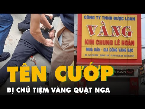 Video Vợ chồng chủ tiệm vàng quật ngã, khống chế tên cướp có... - youtube