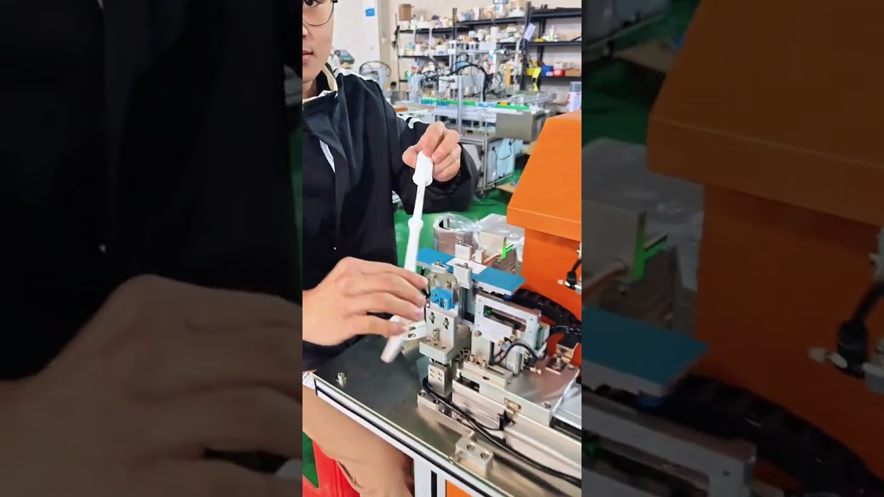 Fold-over wire labeling machine for labeling plastic handles