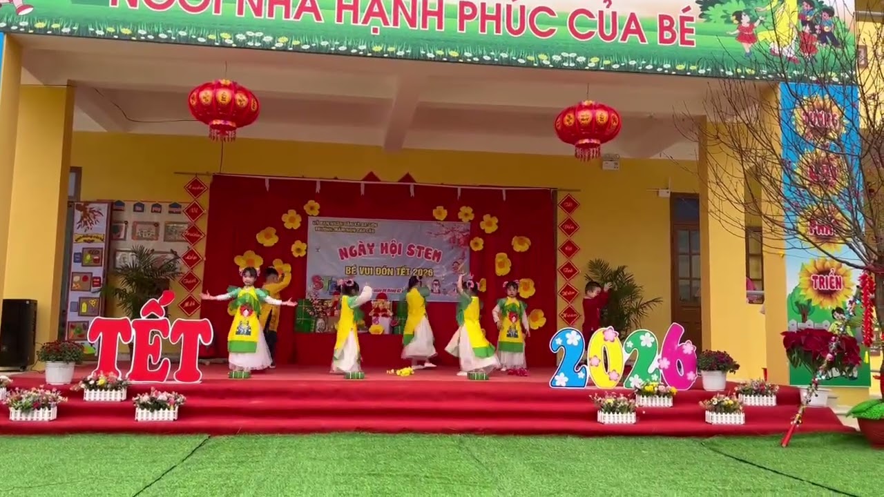 Bé chúc xuân,mừng tết