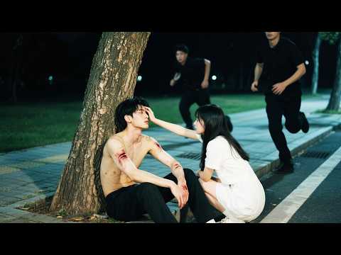 ضح ت الفتاة بليلتها الأولى لإنقاذ رجل جريح لم تكن تعلم أنه زعيم عصابة فأصبحت زوجته ومدللة ضح ت الفتاة بليلتها الأولى لإنقاذ رجل جريح لم تكن تعلم أنه زعيم عصابة فأصبحت زوجته ومدللة