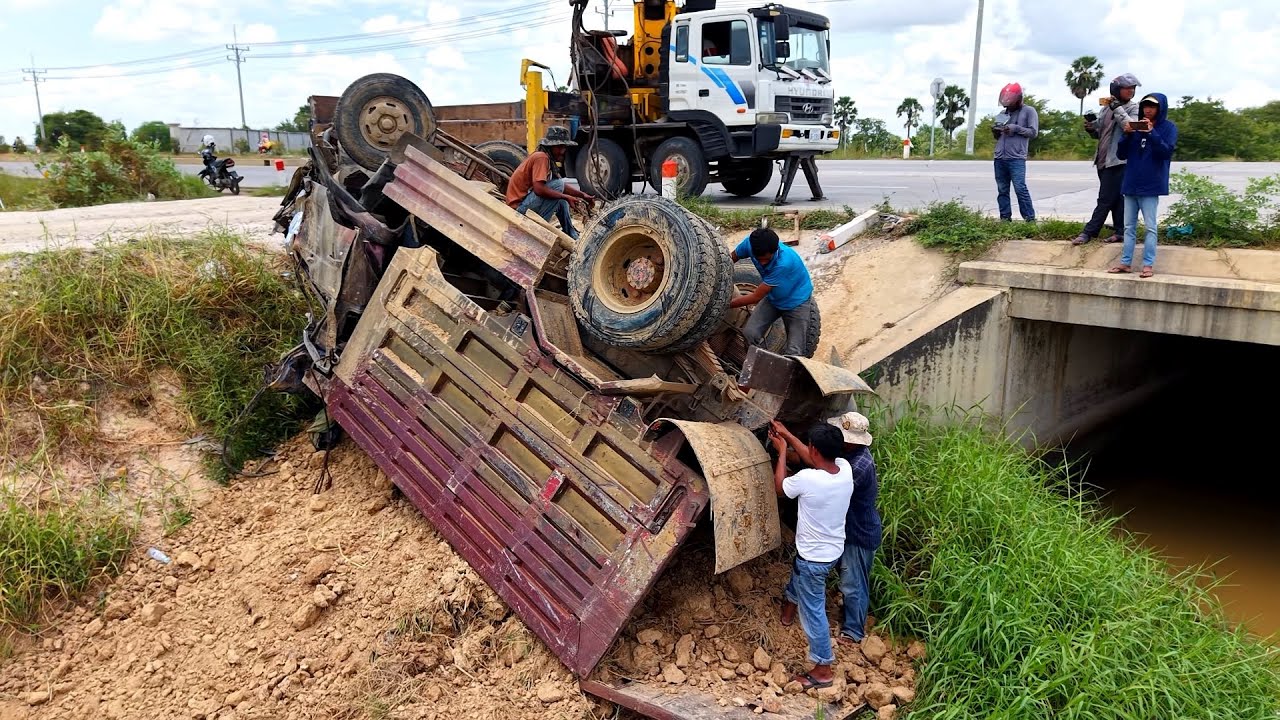 Incredible Landfill! Dump Truck 5ton Driver Back Uploading overturned into Canel water Rescue INCRE…