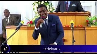 Frère DON NGUVULU Chante  MOPAYA Na MOKILI Lors du mariage de Frère DEODATO