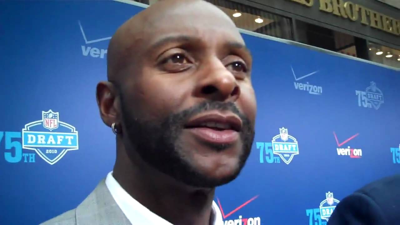Fansided.com: Jerry Rice On The Red Carpet At The 2010 NFL Draft - YouTube