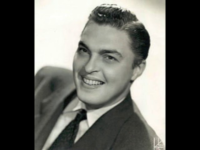 Fools Fall In Love (1940) - Bob Eberly adlı videoyu YouTube'da izle