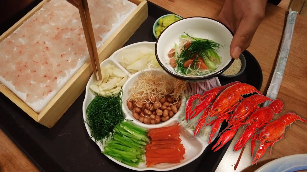 What is the experience of Qu'er Pickled Vegetable Noodles served with