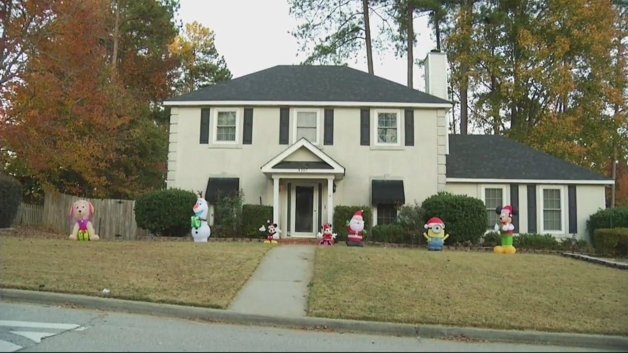 Christmas decorations stolen from family's yard, strangers step up to re-decorate it