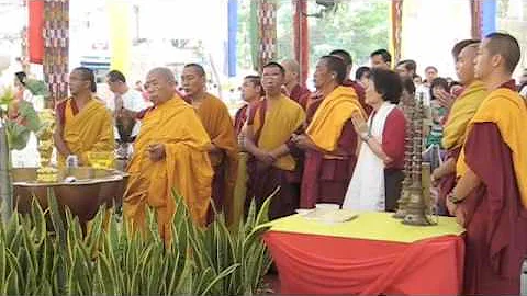 Tibetan Buddhist Monks Chanting - tibetanlife.com