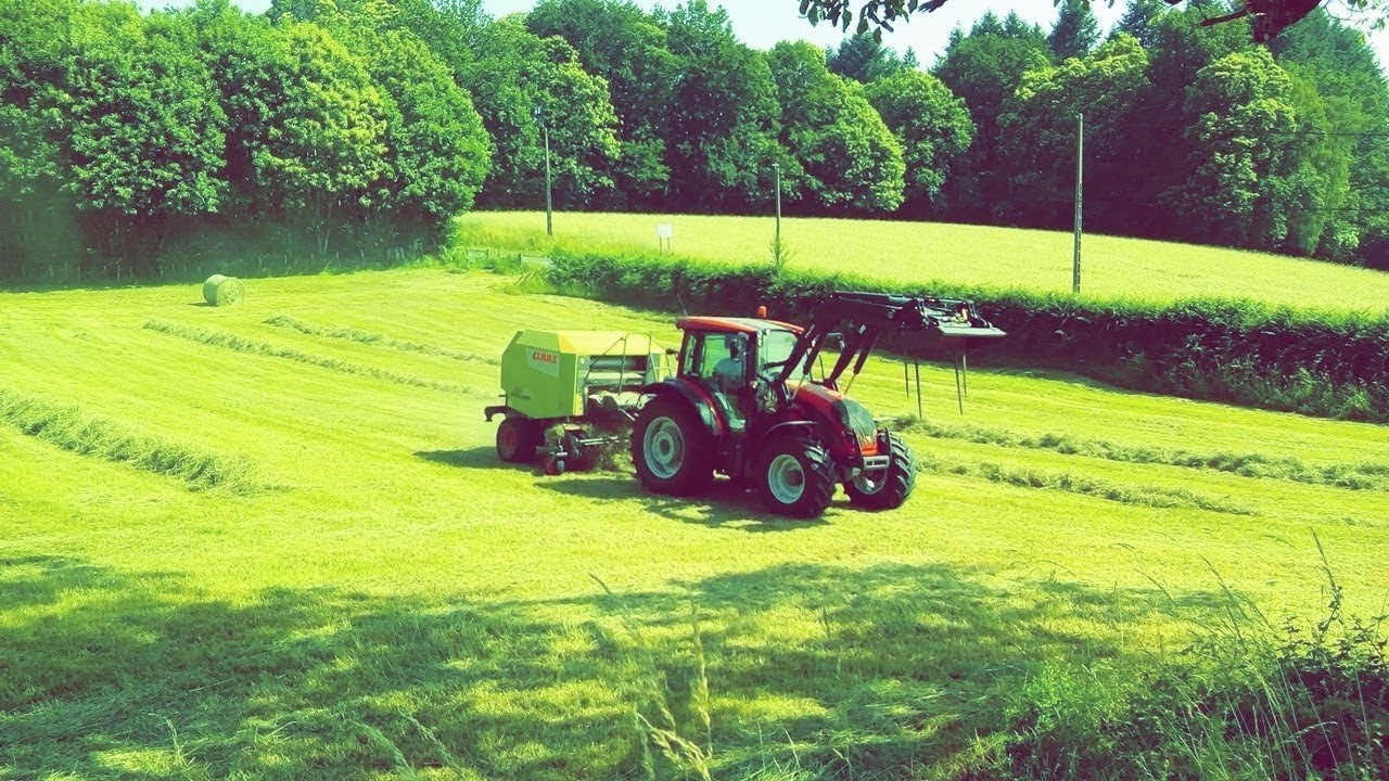 Un Belle Ensemble Au Pressage Valtra A124 & Claas Rollant 350