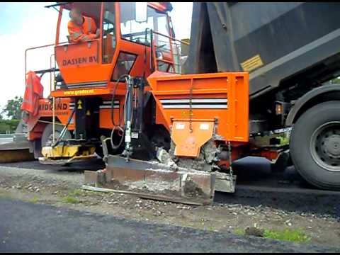 Aanbrengen Bermcrete met verbredingsmachine.