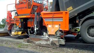 Aanbrengen Bermcrete met verbredingsmachine.