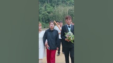 Nhìn cô gái gần chú rể rất duyên dáng đám Cưới vùng cao