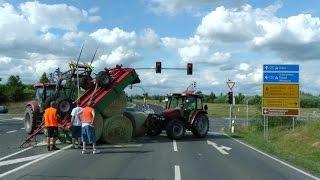 Traktoranhänger mit Heuballen umgekippt bei Geldersheim