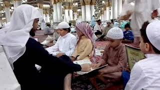 Anak-anak mengaji di masjid nabawi