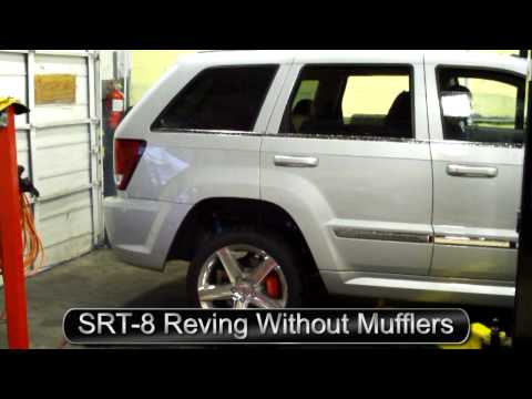 Jeep Cherokee SRT-8 Reving up with no mufflers