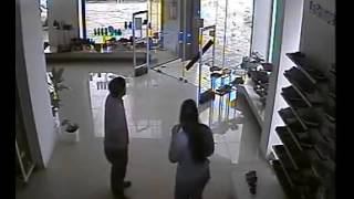 Une tornade F3 filmée dans un magasin