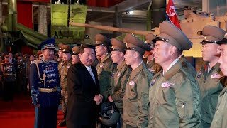 Észak-Korea: újabb katonai parádéba csomagolt üzenet