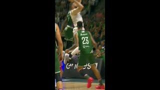 MARTINAS GEBEN hace temblar el aro con este MATE | Playoff Liga Endesa 2023-24