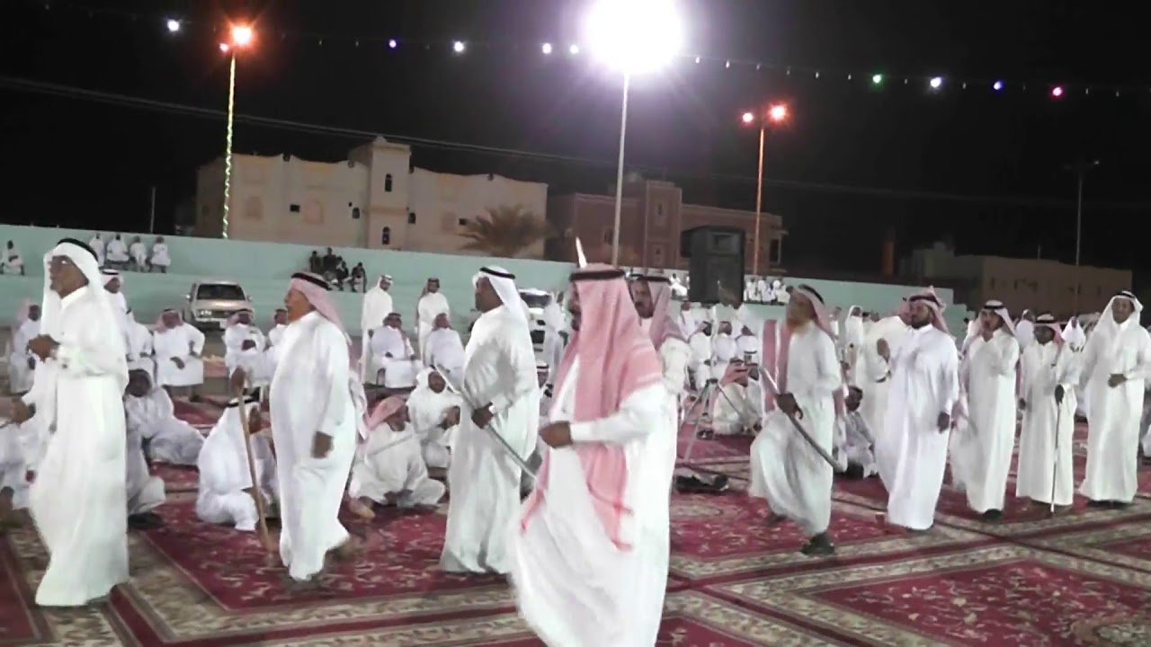 فقرة تاريخية تراثية يقدمها - اهالي حلي- مع التعليق والتوضيح اثناء الحركات الراقصة