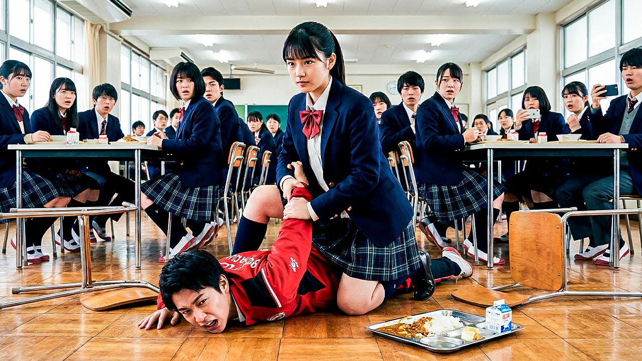 新入生の女子が一人で静かに弁当を食べていると、男子たちが「ぼっち弁当ｗ」と嘲笑──しかし30秒後、食堂前で全員地面に押さえつけられ