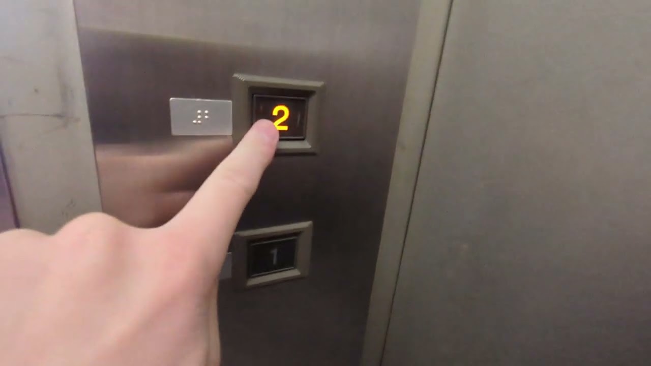 ATC付近歩道橋のエレベーター（1号機）