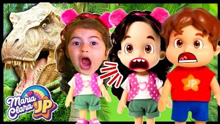 MARIA CLARA E JP EM APUROS NO PARQUE DOS DINOSSAUROS | BONECOS MARIA CLARA E JP | DESENHO INFANTIL