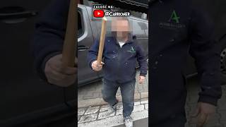 Parkowanie na chodniku i spieniony nosacz z patykiem
