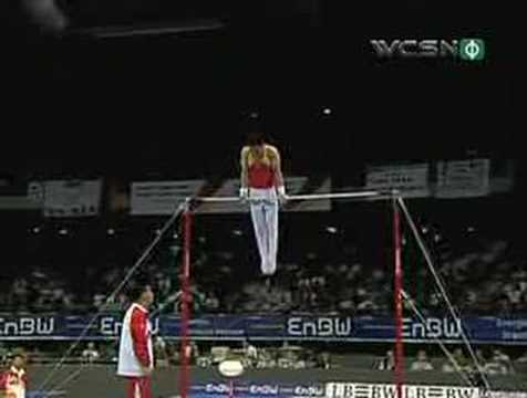 Yang overcomes fall to defend his world all-around title - DayDayNews
