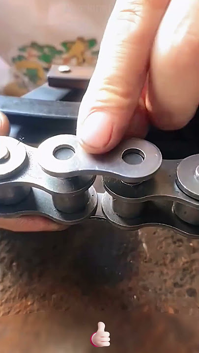 Convenient auxiliary tool for chain repair