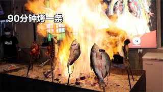 长沙大哥卖烤鱼，火苗窜到一人高，90分钟烤一条，坚持不用湖鱼
