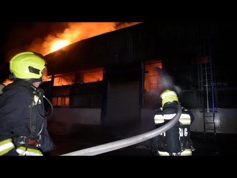 Egy könnyűszerkezetes raktár- és szerelőcsarnokban csaptak föl a lángok