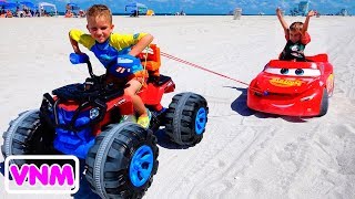 Nikita cưỡi trên đồ chơi xe đua và mắc kẹt trong cát