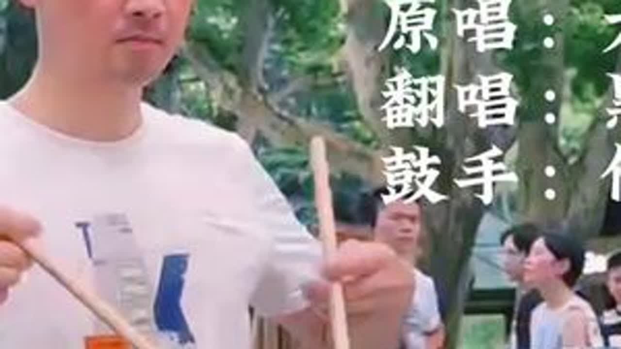 炎热的下午，上海街头艺人演唱一首有民族特色的歌《带我到山顶》架子鼓给力！#带我到山顶 #街头艺人#吉克隽逸
