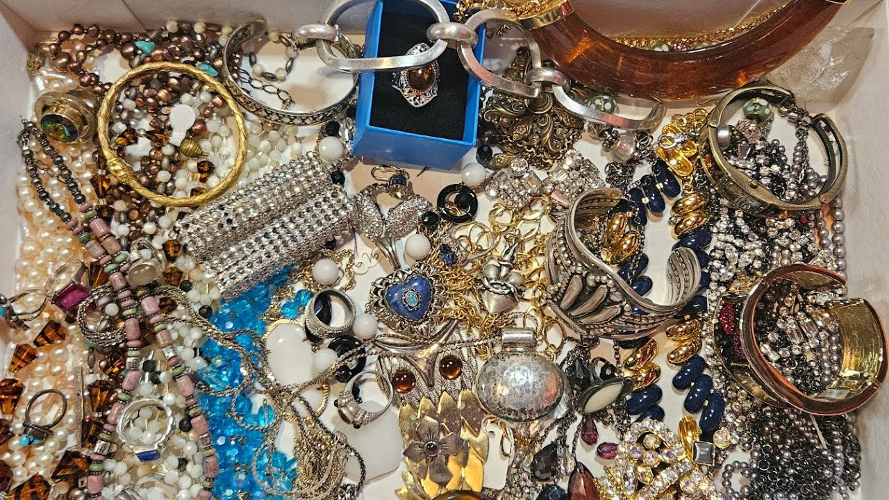 ANTIQUE MALL JEWELRY/THRIFT STORE HAUL/AWESOME FINDS - YouTube