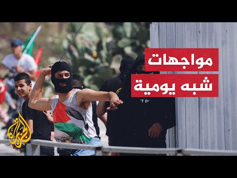 شباب فلسطينيون يحرقون مركبة مستوطن إسرائيلي في بيت لحم
